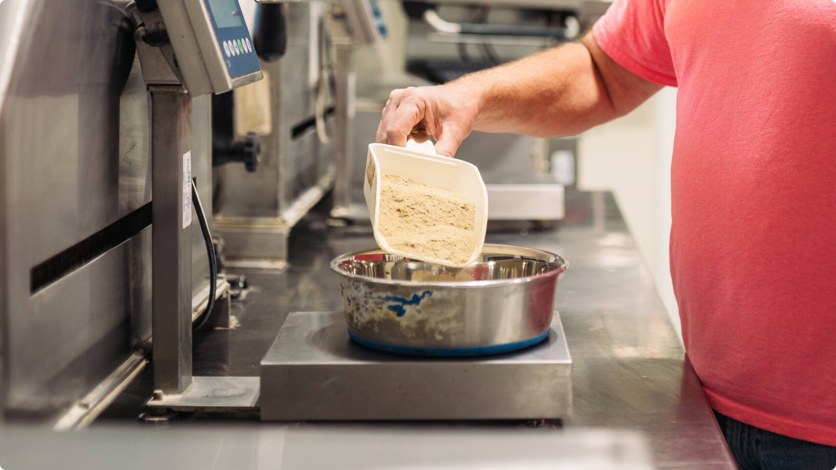 Membre de l’équipe de recherche du Centre mondial de nutrition animale de Hill’s pesant la nourriture pour animaux