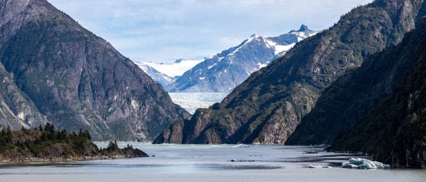 Une vue panoramique de montagnes et d'un lac.