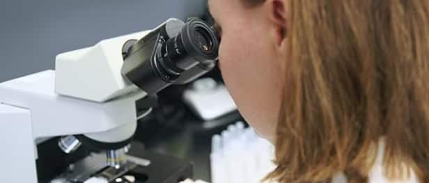 Un chercheur travaillant avec un microscope